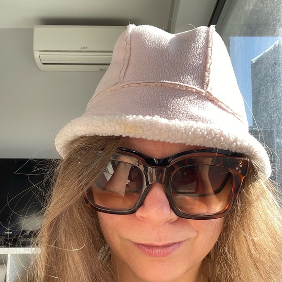 Land’s End Blush Vegan Suede Sheep Skin Collapsible Bucket Hat - Picture 9 of 16